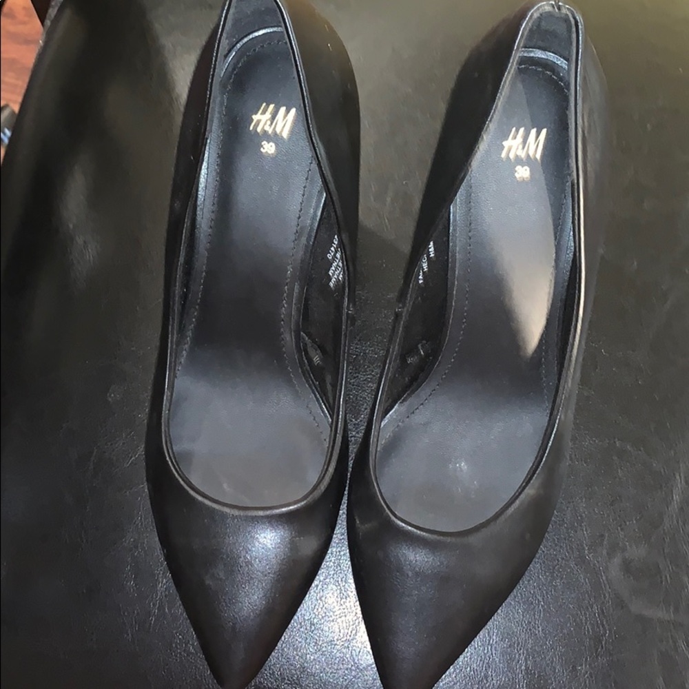 Black pumps